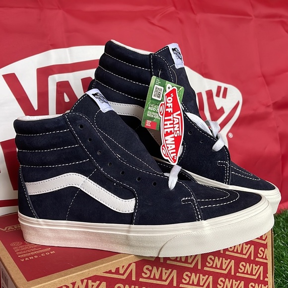 Vans Sk8-Hi
(Pig Suede)Parisian Night/Snow White
VNOA32QG9G5
WMNS sneakers - Picture 6 of 16